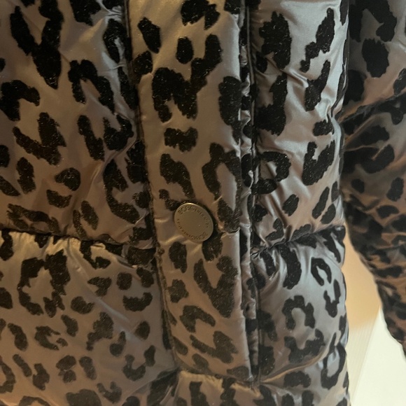 Brand New Women's BCBG GENERATION Leopard Puffer Jacket, Size Small - Picture 3 of 5